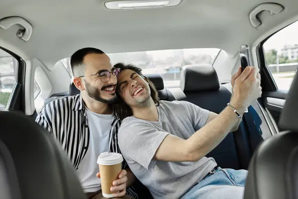 Two men in a car, laughing and taking a selfie. — Stock Photo