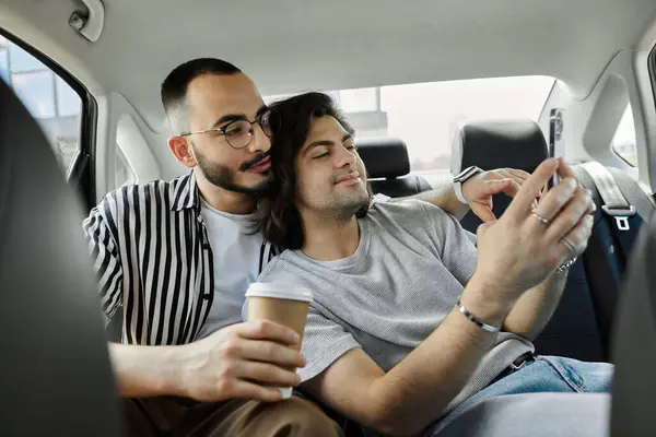 Двое мужчин делают селфи на заднем сидении машины. — Stock Photo