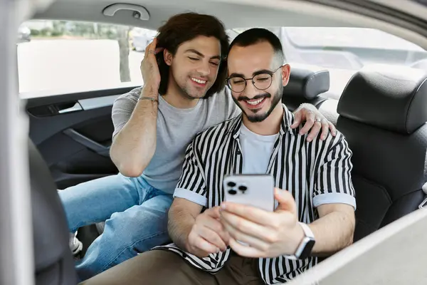 Ein schwules Paar verbringt Zeit zusammen auf dem Rücksitz eines Autos. — Stockfoto