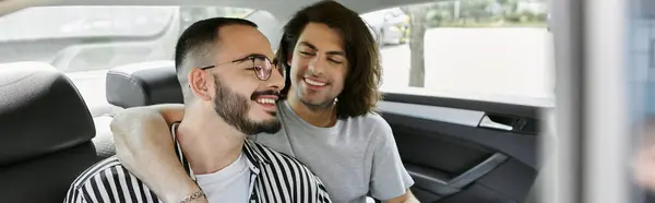 Zwei Männer, ein schwules Paar, genießen einen Moment zusammen auf dem Rücksitz eines Autos. — Stock Photo
