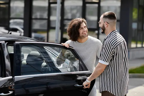 A gay couple shares a smile while getting ready for a drive. — Stock Photo