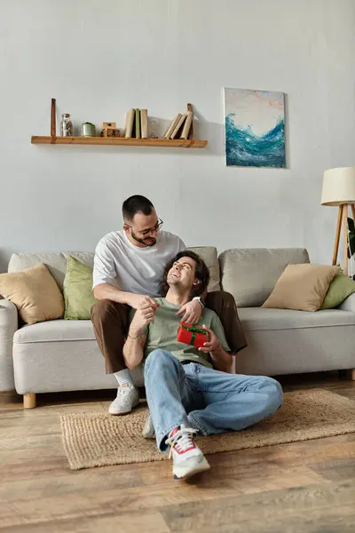 Gay couple enjoys heartwarming moment with gift — Stock Photo