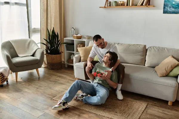 Pareja gay comparte momento conmovedor con regalo - foto de stock