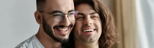 Dos hombres con sonrisas alegres comparten un momento de intimidad. - foto de stock