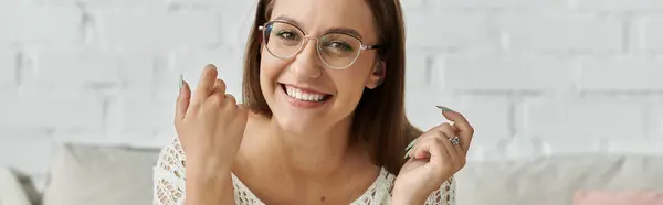A young woman smiles brightly, showcasing her confidence and positive attitude. — Stock Photo