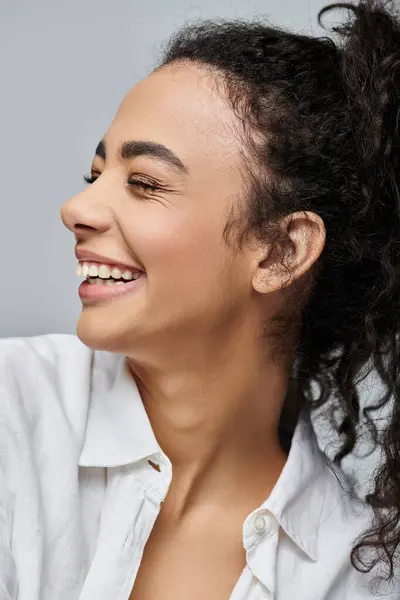 Una giovane donna afroamericana sorride luminosa, mostrando la bellezza della diversità. — Foto stock