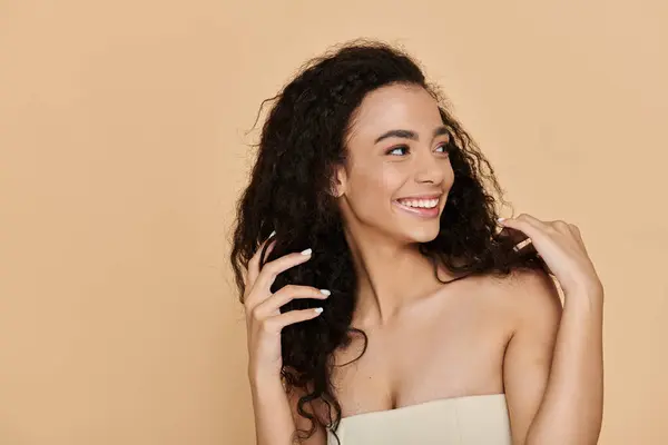 Una joven afroamericana con maquillaje natural sonríe brillantemente, mostrando su belleza y confianza. - foto de stock