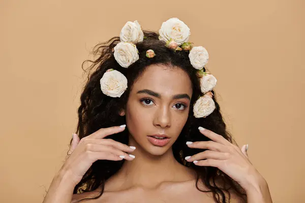 Eine junge Afroamerikanerin mit nackten Schultern und natürlichem Make-up posiert mit weißen Rosen im Haar. — Stockfoto