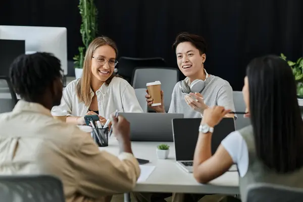 Un equipo diverso de jóvenes profesionales trabaja en una startup en un entorno de oficina contemporáneo. - foto de stock