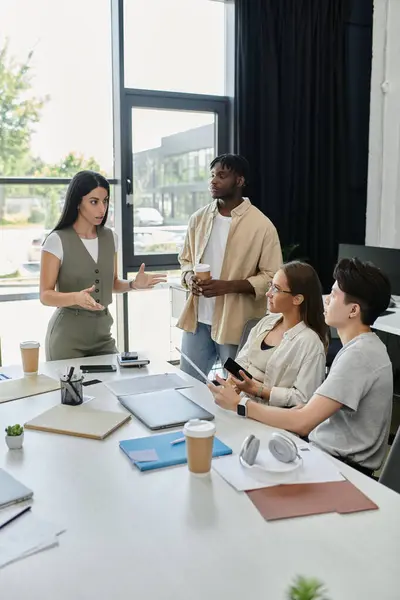 Uma equipe de startup colabora em torno de uma mesa, discutindo ideias e planos. — Stock Photo