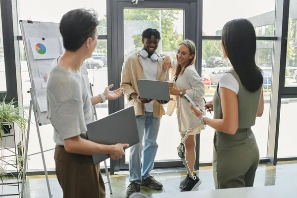 Un grupo de jóvenes profesionales discuten un proyecto en una oficina moderna. - foto de stock
