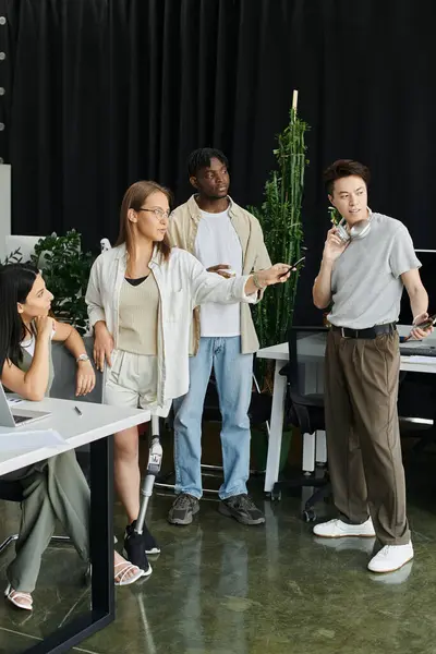 Une équipe de jeunes professionnels se réunit autour d'une table pour réfléchir à des idées pour leur start-up. — Photo de stock