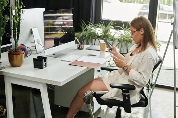 Donna sullo smartphone alla scrivania dell'ufficio in sedia — Foto stock