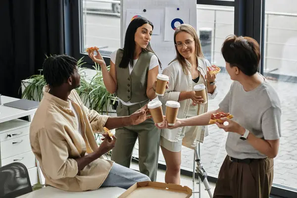 Quattro colleghi godono di pizza e caffè durante la loro pausa. — Foto stock