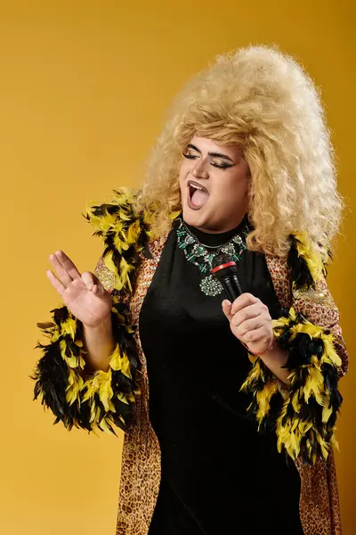 Un performer in giacca di piume canta con gusto. — Foto stock