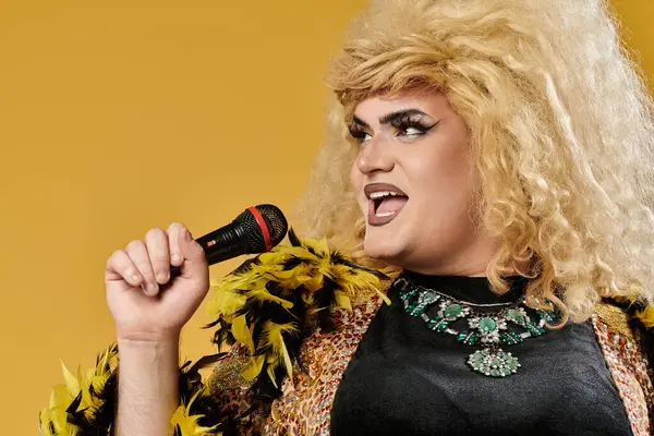 Una drag queen in abiti glamour canta in un microfono. — Foto stock