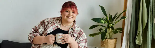 Una mujer se relaja en casa, disfrutando de una bebida caliente. — Stock Photo