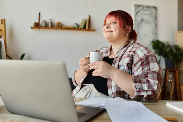 Una donna si rilassa con una tazza di caffè, godendo un momento di pace nel suo home office. — Foto stock