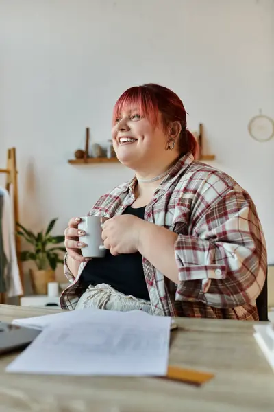 A woman smiles while holding a mug, enjoying her time at home. — Stock Photo