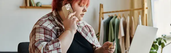 Женщина по телефону использует кредитку, чтобы сделать покупку на ноутбуке.. — стоковое фото