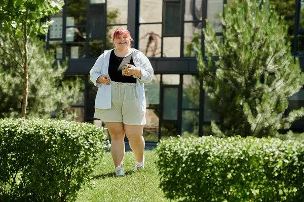 A woman walks through a garden, smiling and enjoying the day. — Stock Photo