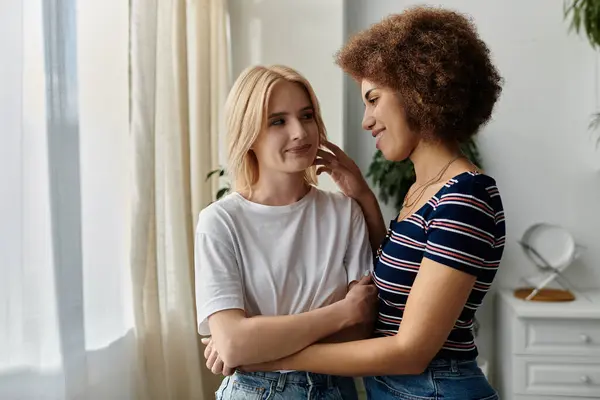 A lesbian couple stands in their kitchen, facing each other — Stock Photo