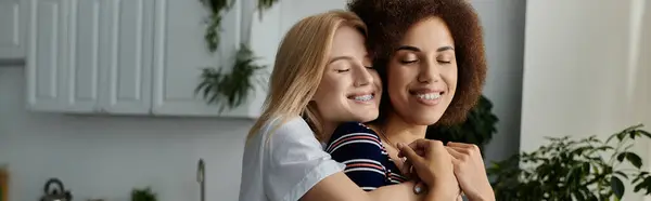 Una pareja de lesbianas se abraza en la cocina, dejando de lado sus diferencias. — Stock Photo