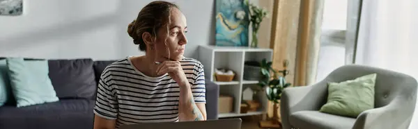 A woman with vitiligo reflects thoughtfully while seated in a stylish room. — Stock Photo