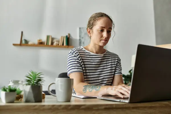 Uma mulher com vitiligo se concentra em seu laptop em um espaço de trabalho acolhedor e convidativo. — Fotografia de Stock