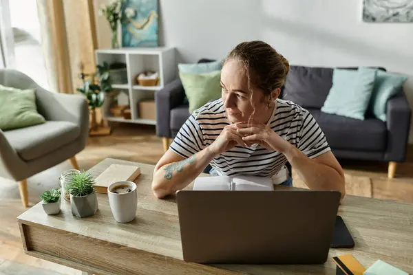 Eine junge Frau mit Vitiligo überlegt, während sie an ihrem Schreibtisch sitzt. — Stockfoto