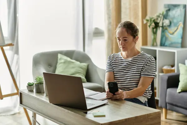 Une jeune femme avec vitiligo se concentre sur ses tâches alors qu'elle est assise à un bureau. — Photo de stock