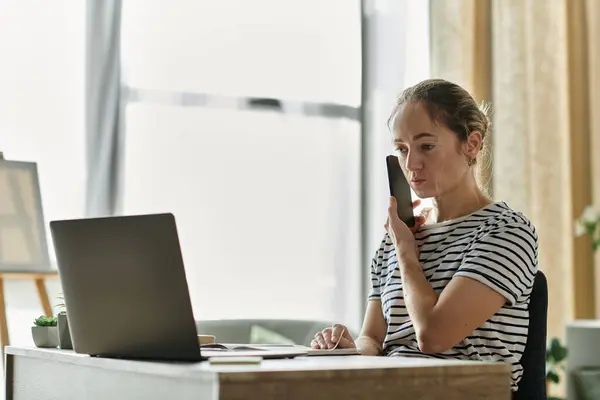 A woman with vitiligo thoughtfully converses while sitting at her desk. — Stock Photo