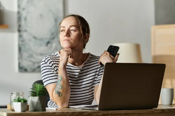 Une femme réfléchie avec du vitiligo réfléchit alors qu'elle est assise à son bureau. — Photo de stock