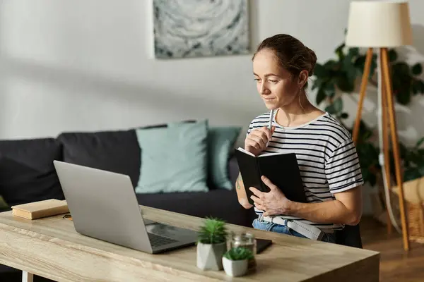 Eine nachdenkliche Frau mit Vitiligo reflektiert beim Schreiben in ihrem Tagebuch. — Stock Photo