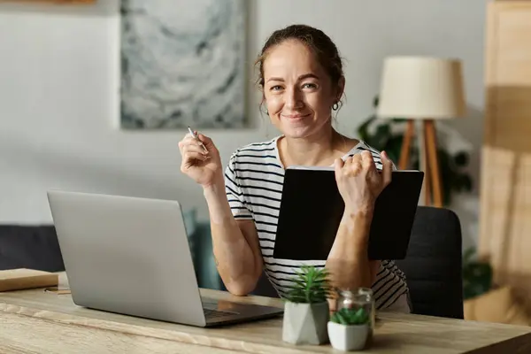 Una donna gioiosa con la vitiligine esprime eccitazione alla sua scrivania. — Stock Photo