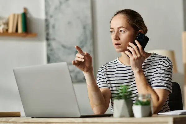 A woman with vitiligo animatedly talks on the phone while gesturing thoughtfully. — Stock Photo