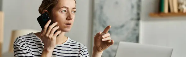 A woman with vitiligo gestures while speaking on the phone, immersed in conversation. — Stock Photo