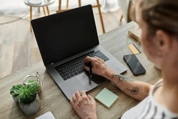 The woman expresses her creativity while working at a modern desk setting. — Stock Photo