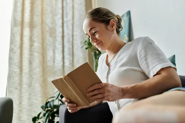 Eine Frau mit Vitiligo liest zufrieden in einer warmen, einladenden Atmosphäre. — Stockfoto