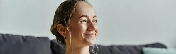 Una mujer alegre abraza su belleza única mientras se relaja en el interior. — Stock Photo