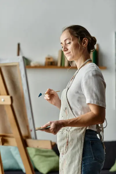 An artist with vitiligo smiles as she creates a colorful masterpiece. — Stock Photo