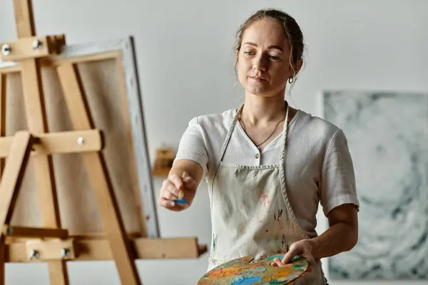 A talented artist with vitiligo passionately expresses herself through art. — Stock Photo