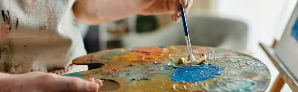 A woman creates vibrant art while embracing her unique beauty. — Stock Photo