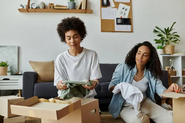 Couple joyfully transforms clothes into new styles at home. — Stock Photo