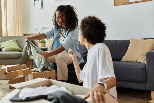 Um casal feliz transforma suas roupas em um espaço brilhante e convidativo. — Fotografia de Stock