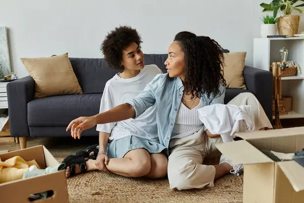 Una pareja transforma creativamente la ropa vieja en nueva moda. - foto de stock