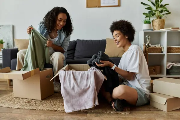 Pareja alegremente reutilizar la ropa mientras se conecta y ser creativo. - foto de stock