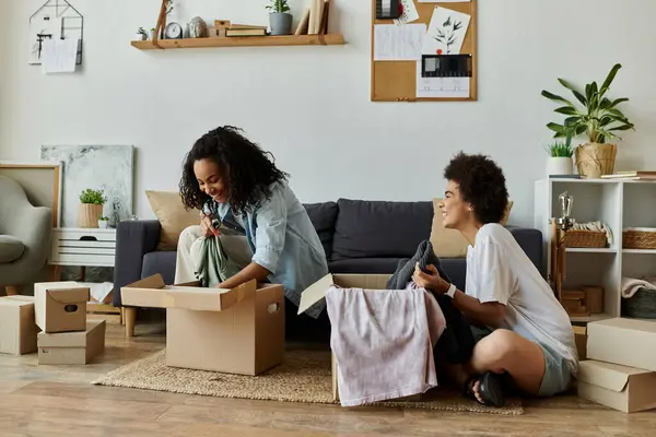 A joyful couple repurposes their old clothing together in a stylish space. — Stock Photo