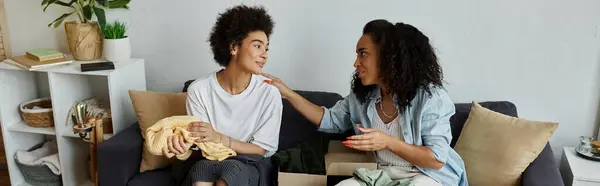 A couple joyfully transforms their clothing into unique pieces. — Stock Photo