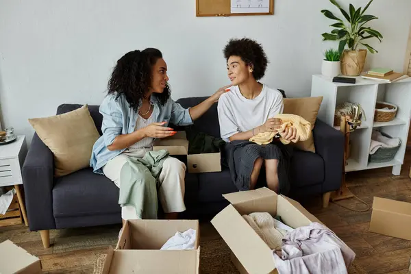 A loving couple repurposes clothing together, sharing smiles and ideas. — Stock Photo